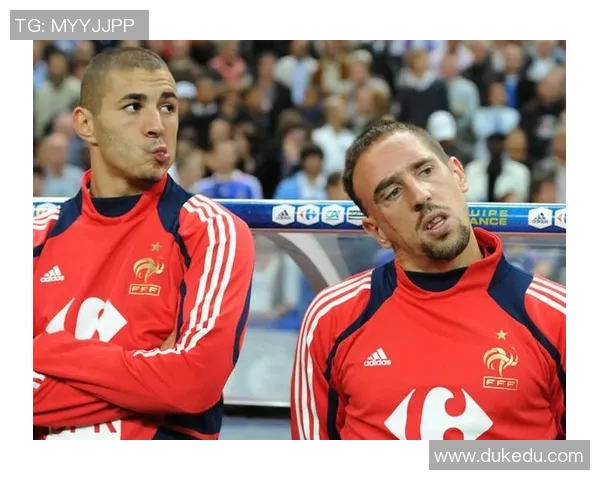 本泽马在足球历史中的地位与影响力探讨：从天才少年到世界级前锋的蜕变之路