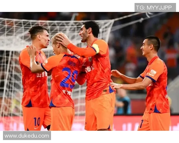 山东泰山全力以赴赛前踩场训练全力备战中超联赛对阵上海申花